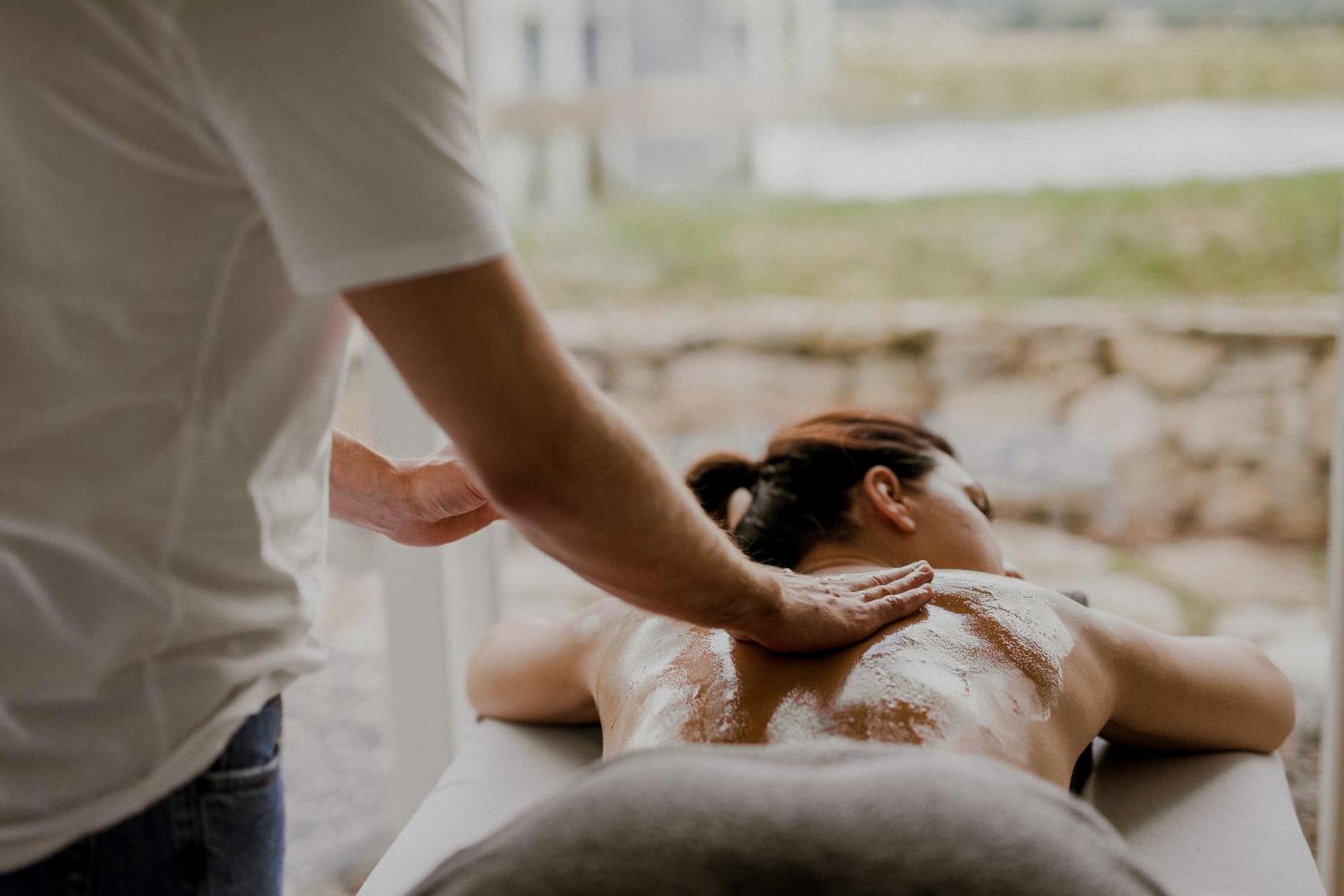 Palac Pakoszow Schlosshotel Wernersdorf เยเลเนียกูรา ภายนอก รูปภาพ A woman receiving a mud bath