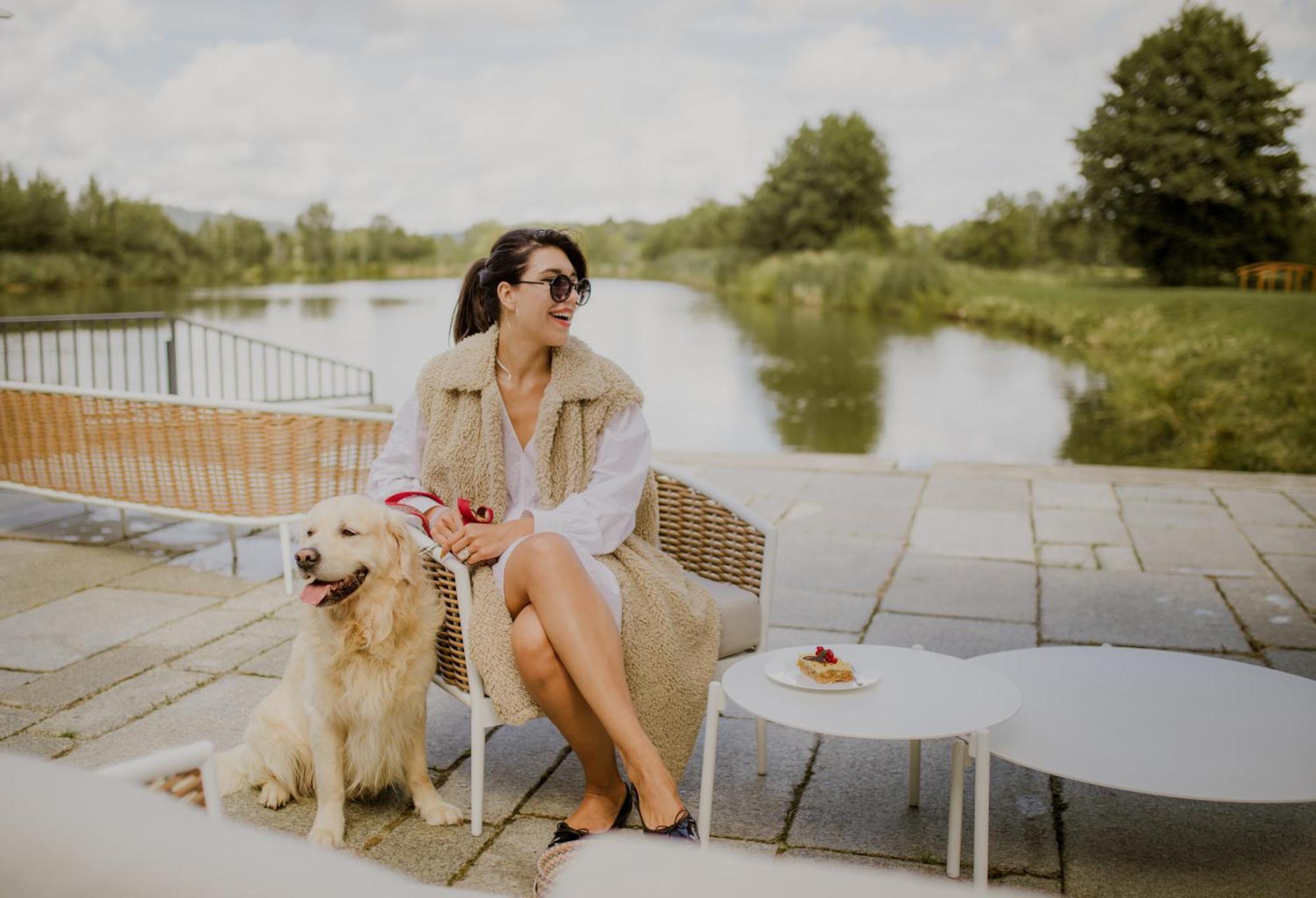 Palac Pakoszow Schlosshotel Wernersdorf เยเลเนียกูรา ภายนอก รูปภาพ A woman with her dog