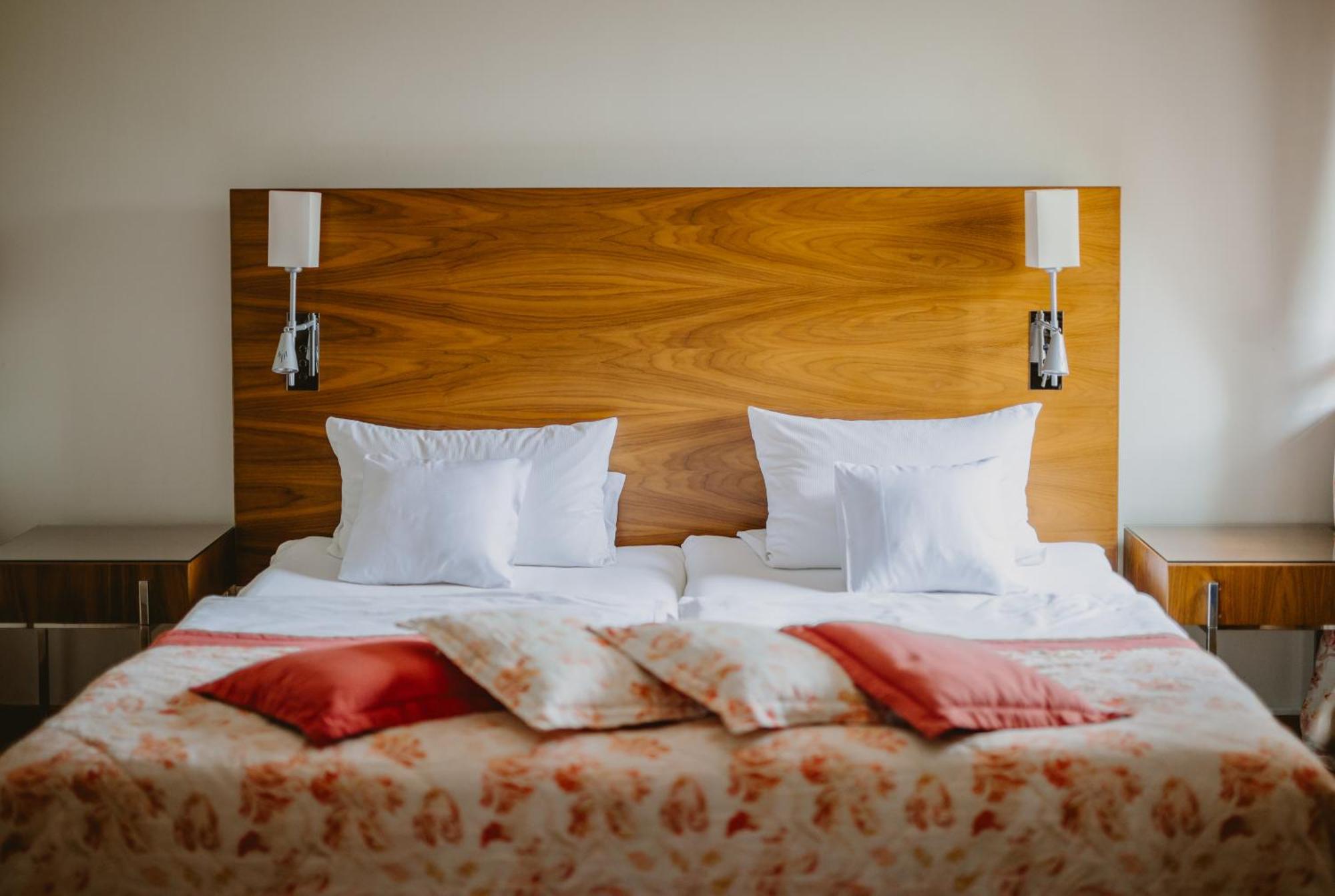 Palac Pakoszow Schlosshotel Wernersdorf เยเลเนียกูรา ภายนอก รูปภาพ A bed with pillows