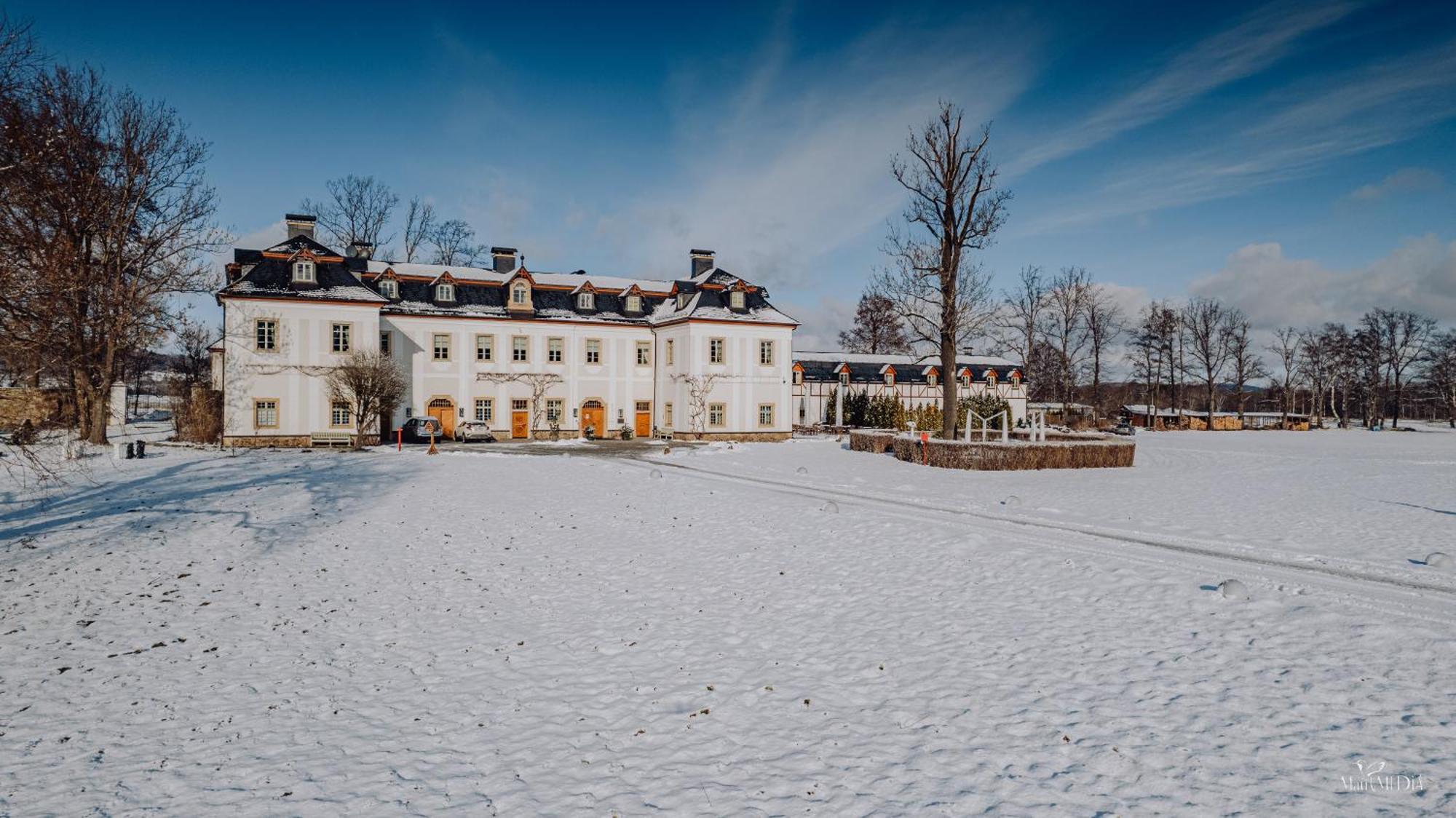 Palac Pakoszow Schlosshotel Wernersdorf เยเลเนียกูรา ภายนอก รูปภาพ The main building of the school