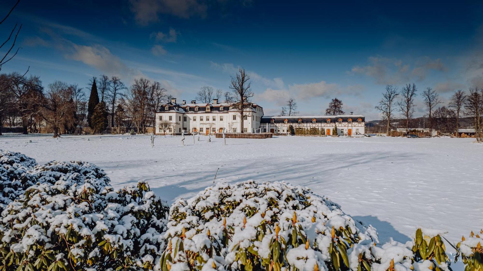 Palac Pakoszow Schlosshotel Wernersdorf เยเลเนียกูรา ภายนอก รูปภาพ The former school site at the former St. Mary's Convent, now the St. Mary's Convent Centre