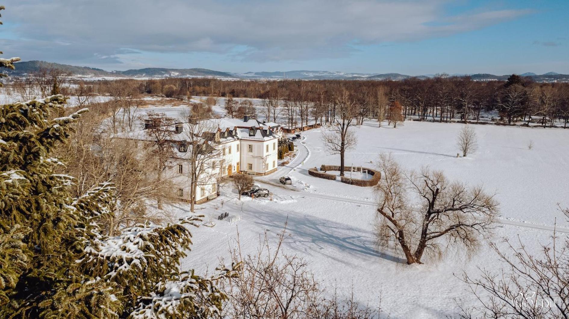Palac Pakoszow Schlosshotel Wernersdorf เยเลเนียกูรา ภายนอก รูปภาพ A general view of Laon